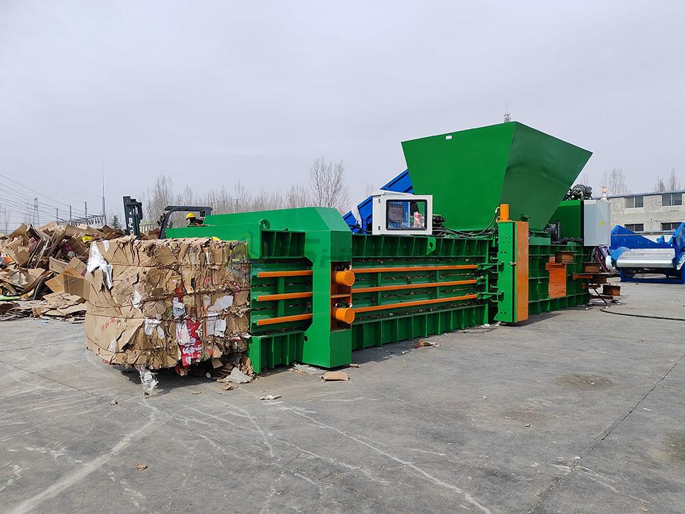Heavy-duty horizontal baler offering high pressure for better compacting efficiency.